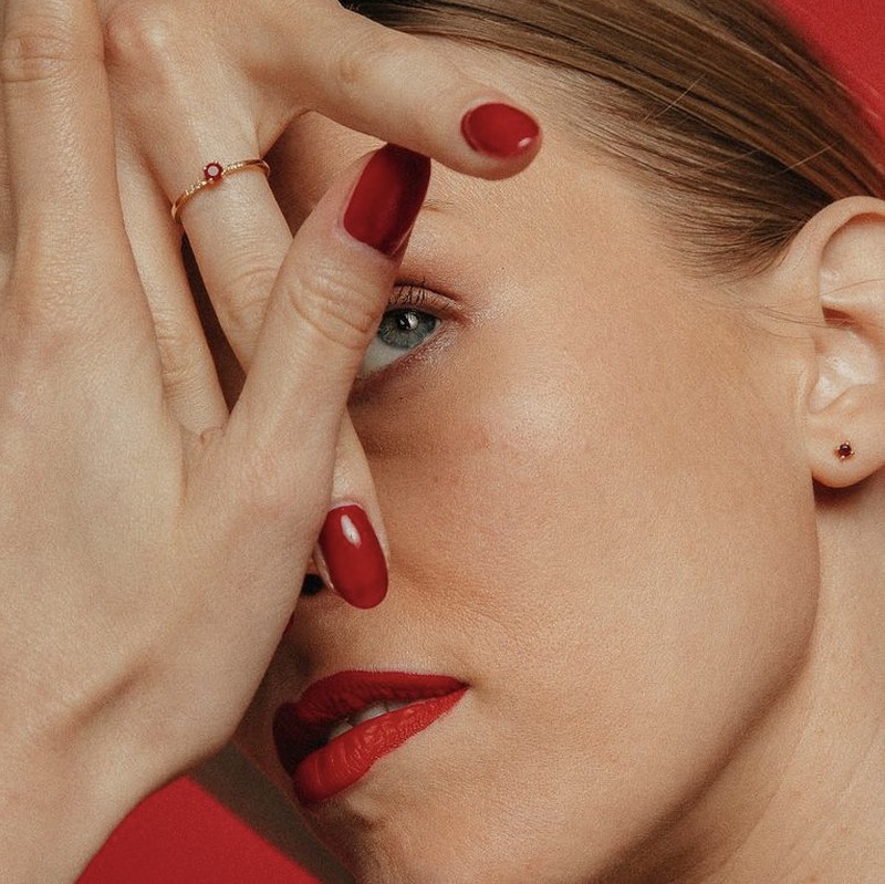 ANILLO DE ORO AMARILLO, DIAMANTES Y RUBI LECARRÉ. GA138RU.11COLECCION COLORIZE