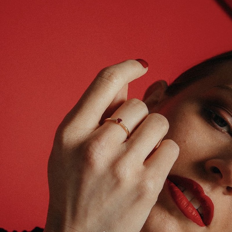 ANILLO DE ORO AMARILLO, DIAMANTES Y RUBI LECARRÉ. GA138RU.11COLECCION COLORIZE