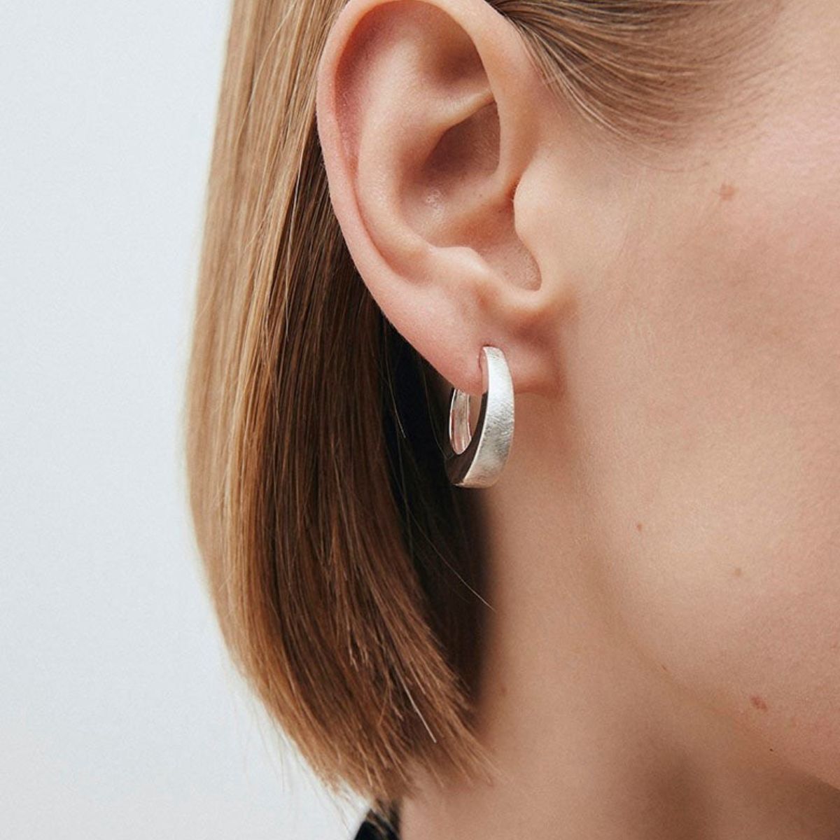 PENDIENTES VIDAL & VIDAL DE MEDIALUNA BAÑADOS EN PLATA Q4056