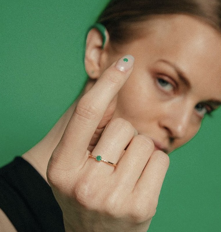 ANILLO DE ORO AMARILLO, DIAMANTES Y ESMERALDA LECARRÉ GA138ES.13 