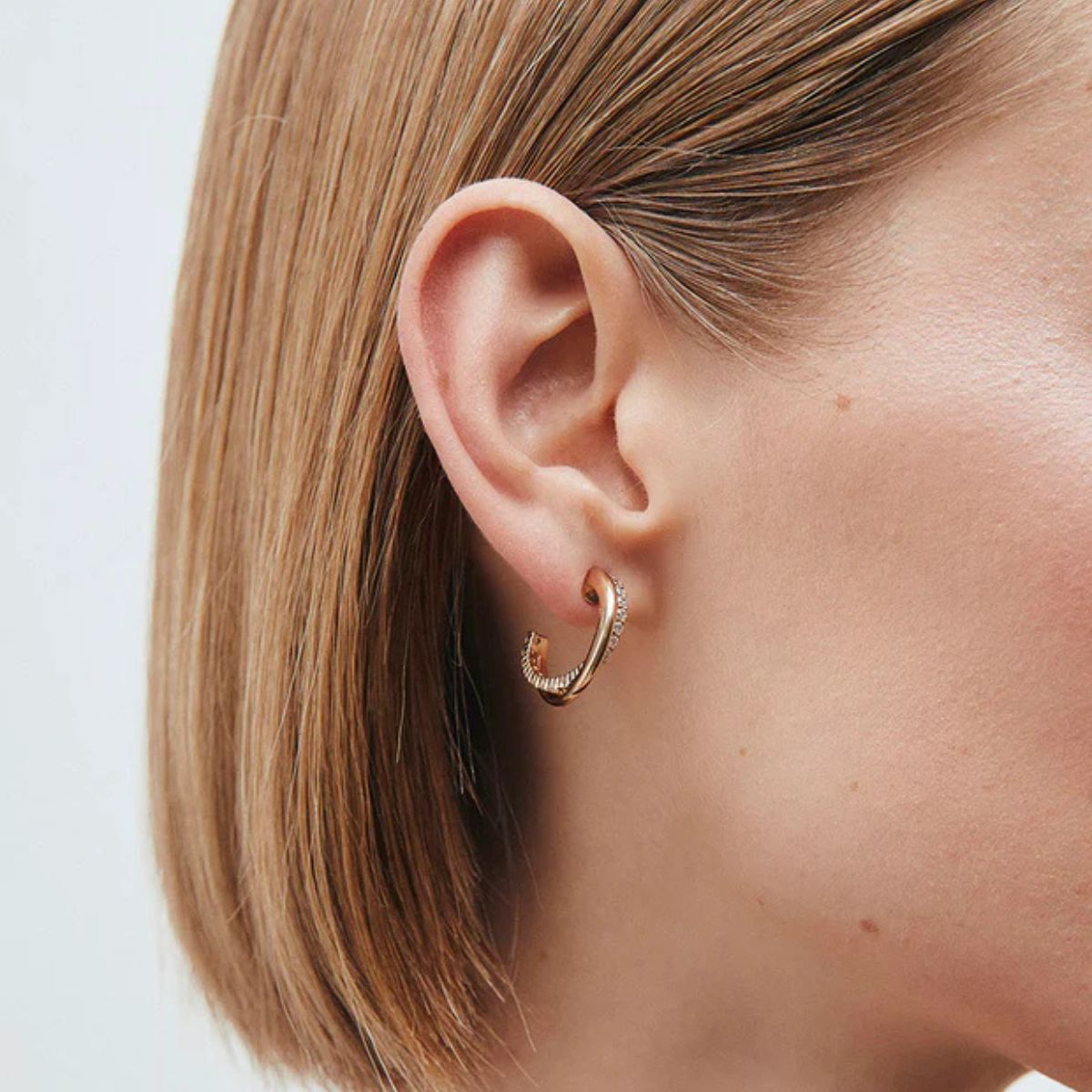 PENDIENTES VIDAL & VIDAL AROS ENTRELAZADOS BAÑADOS EN ORO Y CON CIRCONITAS G4014