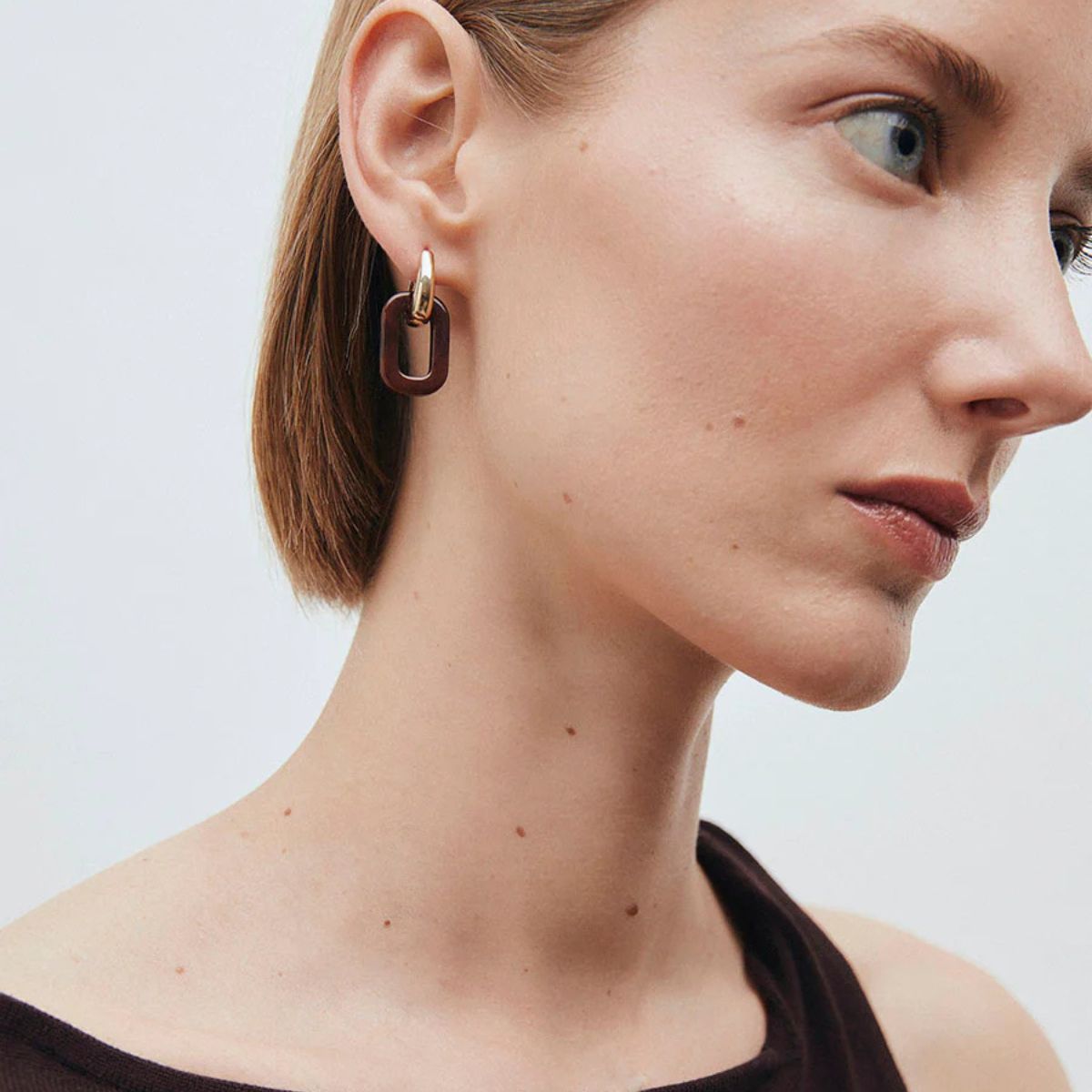 PENDIENTES VIDAL & VIDAL AROS CUADRADOS BAÑADOS EN ORO Y RESINA MARRON G3985