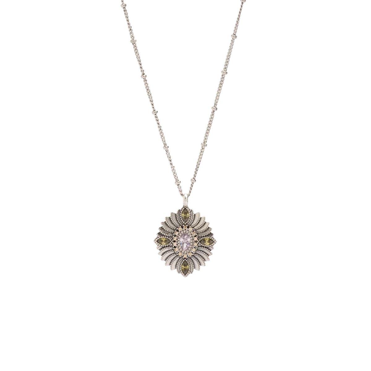 Colgante Sunfield de la colección Palmira de plata reciclada decorado con piedras en tonos peridoto y rosa claro; una joya de inspiración floral que destaca por su volumen, textura y juego de color.