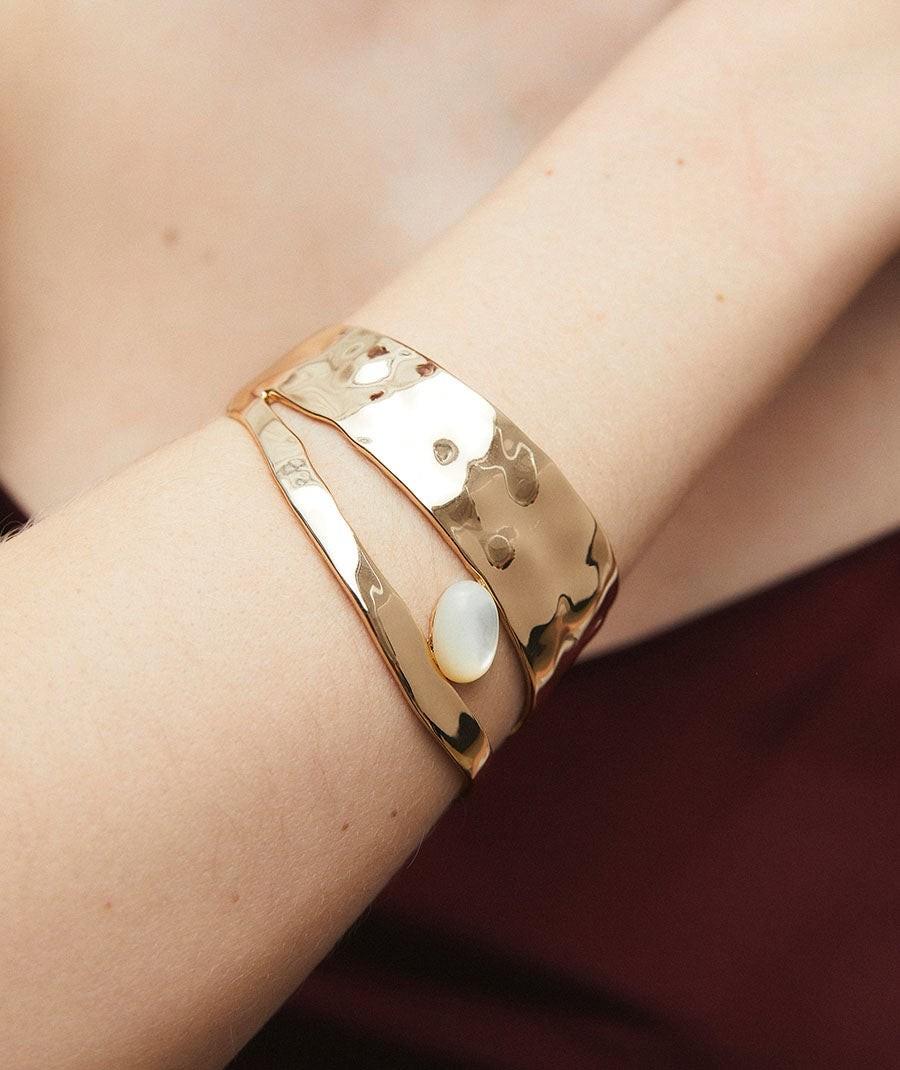 POLSERA VIDAL I VIDAL BANYADA EN OR RÍGIDA AMPLA AMB PEDRA MADREPERLA x98061