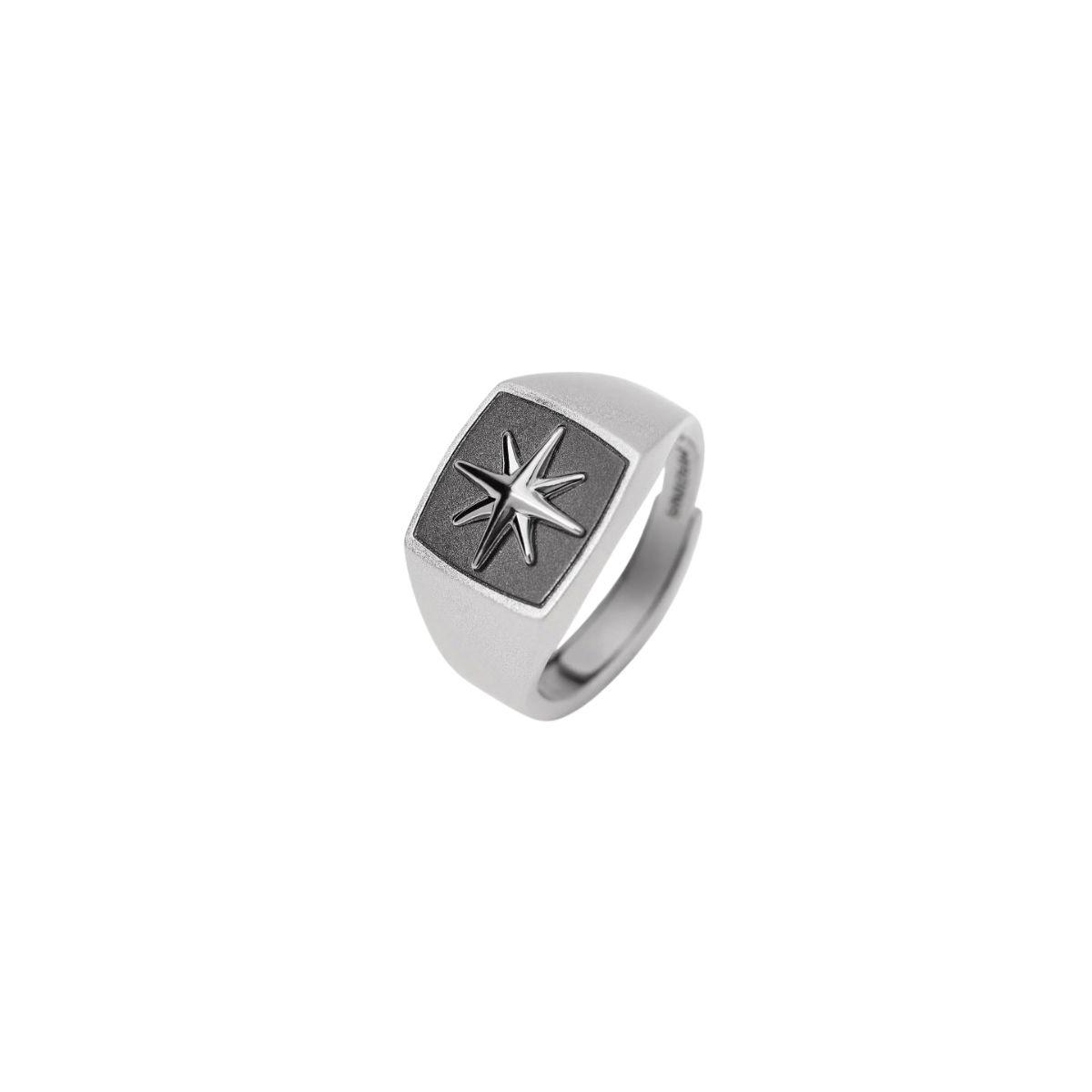 Anillo mabina ajustable de plata rodiada, arenada y bruñida con rosa de los vientos.