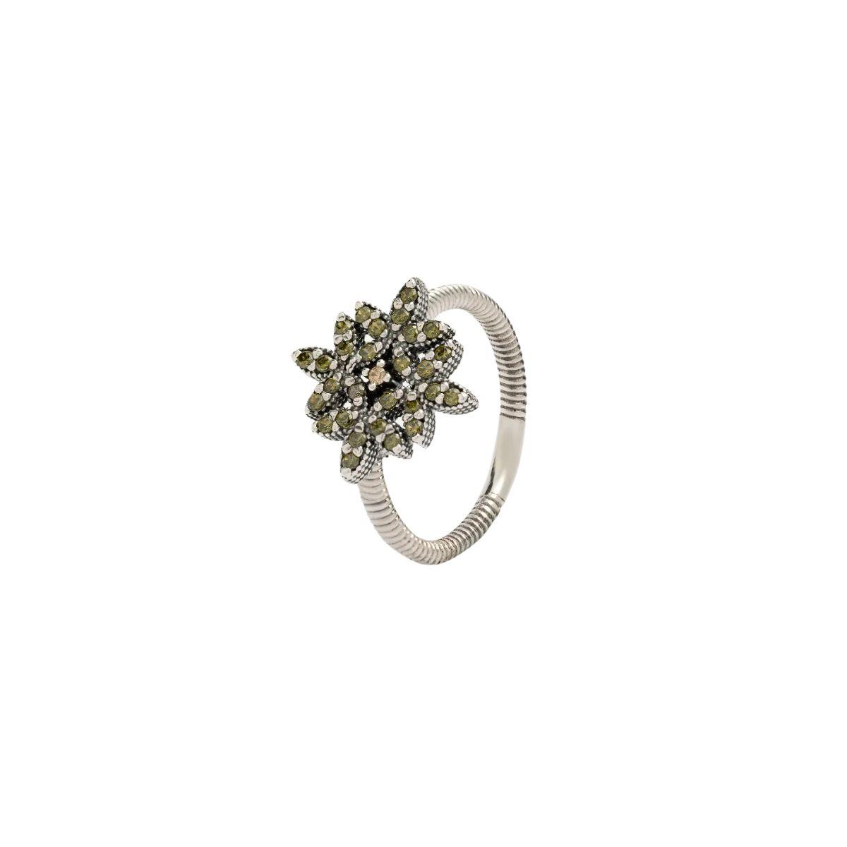 Anillo Sunfield de la colección Alexandria de plata decorado con piedras en tonos peridoto; una joya de inspiración floral que destaca por su luminosidad, sofisticación y personalidad.