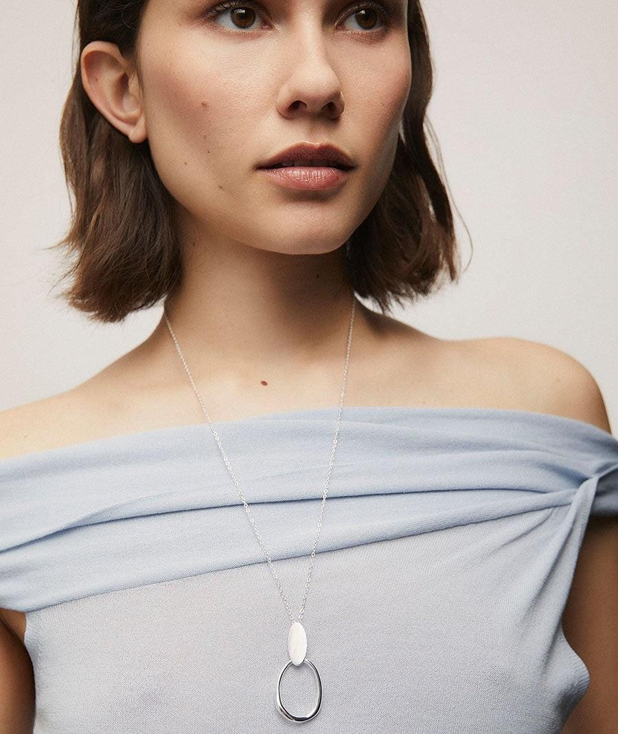 COLGANTE VIDAL Y VIDAL BAÑADO EN PLATA OVALADO BRILLANTE Y RAYADO X2768060