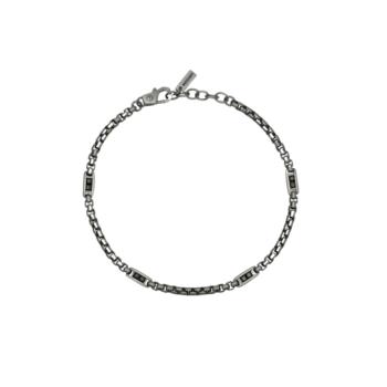 Pulsera mabina ajustable de plata rodiada, arenada y bruñida con cadena veneciana y circonita negra de talla cuadrada.